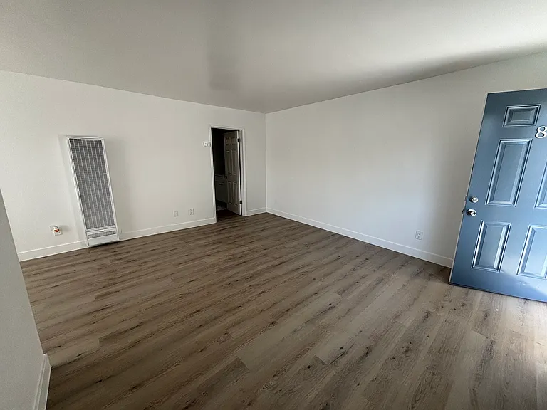 7100 Woodman Ave #8 — Photo 1