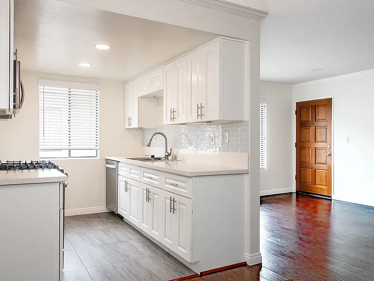 226 E Elmwood Ave — Photo 7