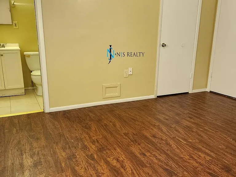1350 Whitehall Ln — Photo 17