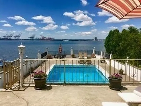 11 West Dr, Bayonne, NJ 07002