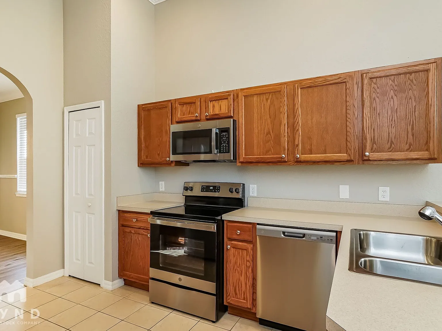 3 bed, 2.0 bath, 1813 sqft, $2,365 — Photo 3