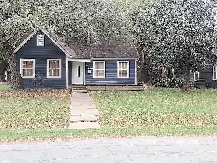 1st image of 2824 5th St