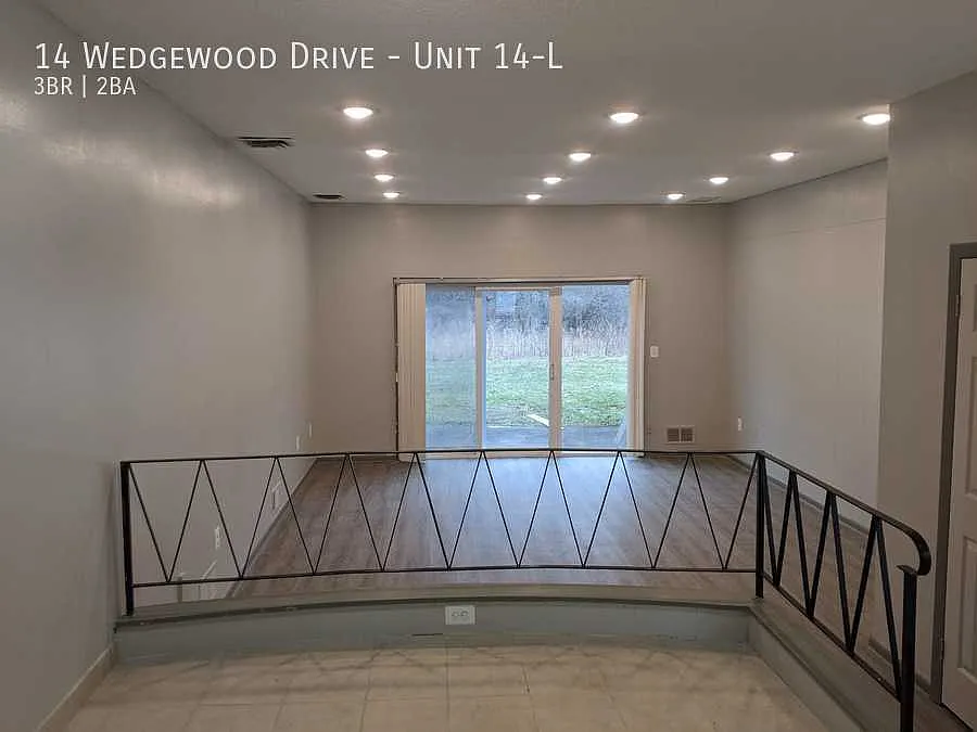3 bed, 1.5 bath, 1331 sqft, $2,600 — Photo 2