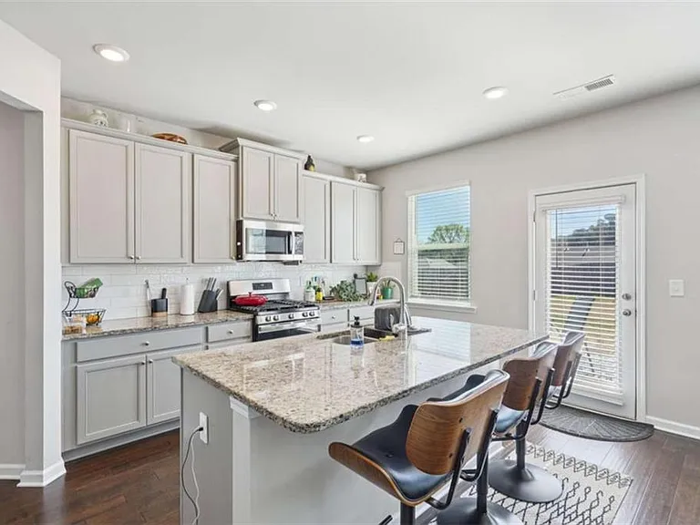 3605 Broadwick Ln — Photo 8