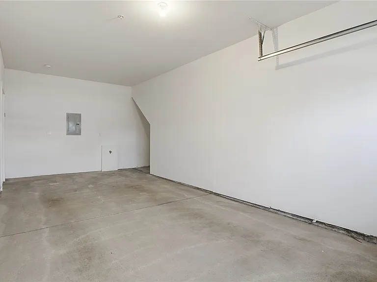 1195 Marina Pkwy — Photo 14