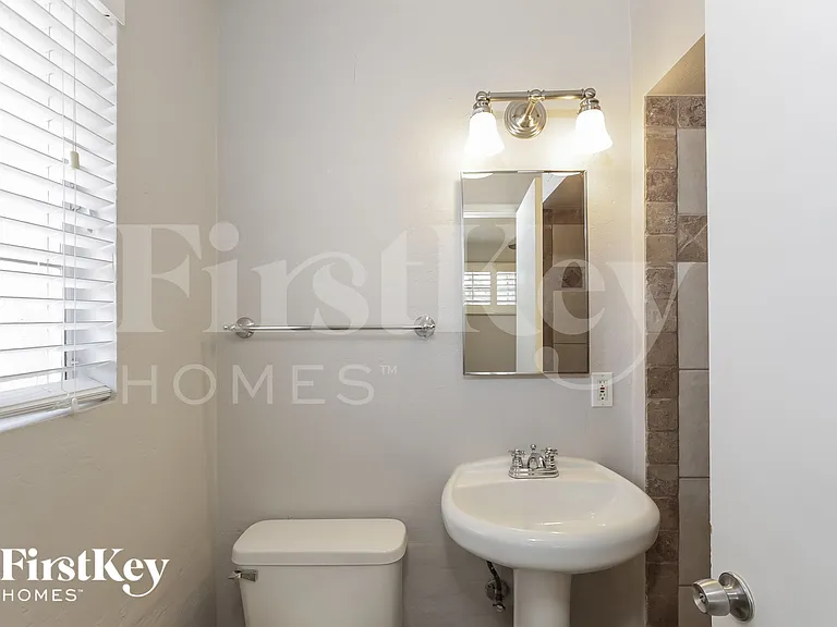 1357 W Sells Dr — Photo 9