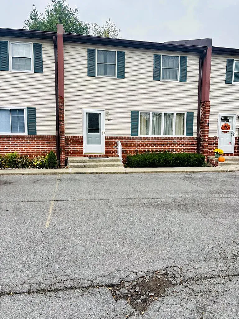 3 bed, 2.5 bath, 1472 sqft, $1,500 — Photo 1