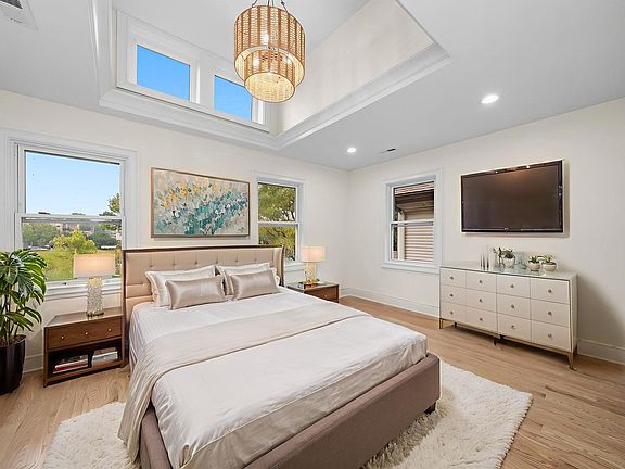 5th image of 1021 S Lombard Ave