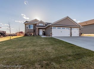 833 Pheasant Run Ave, Dickinson, ND 58601