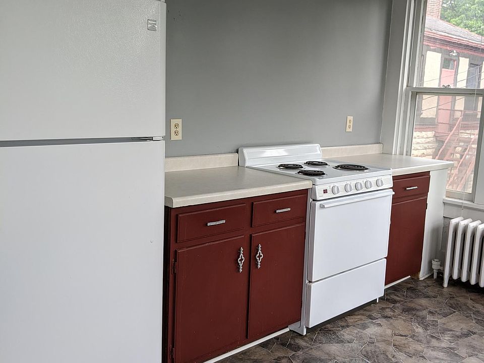1st image of 165 W Broadway St #1/2