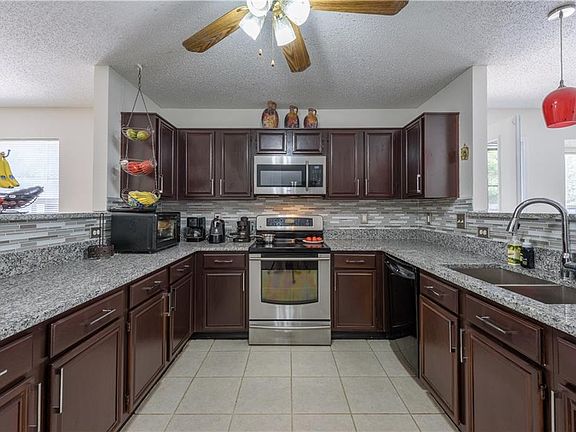 5th image of 913 Shady Brook Ln