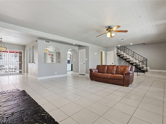 3rd image of 702 Greenbriar Townhouse Way