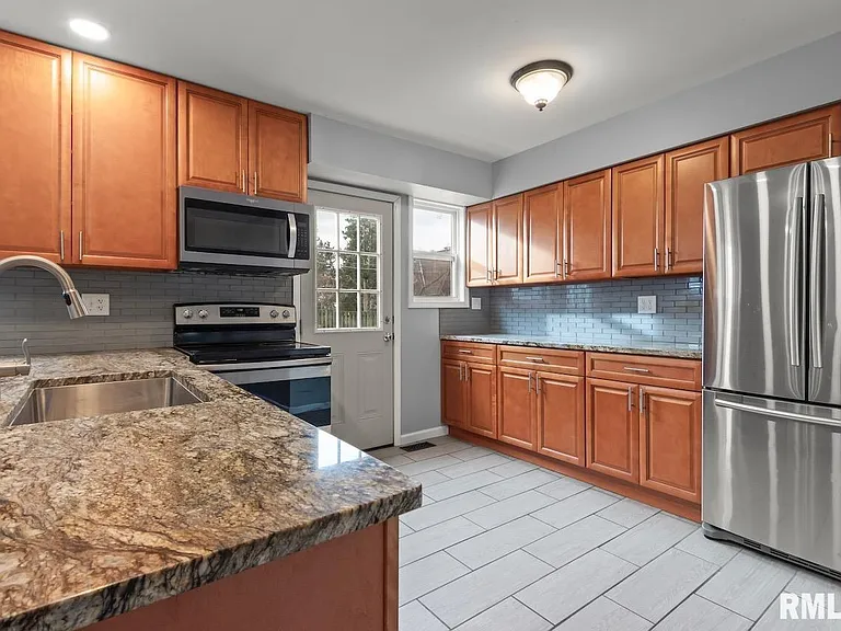 2020 W Glen Ave — Photo 9