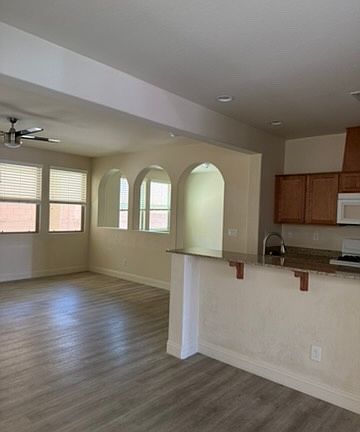 3rd image of 267 Botanic Gardens Dr