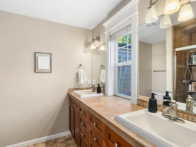5537 N Delaware Ave — Photo 8
