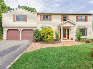 6 Shetland Ln, Saint James, NY 11780