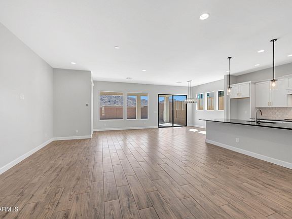 4th image of 21669 W GLENROSA Avenue