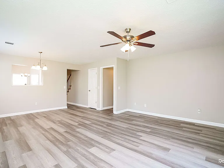 1105 Heather Dr — Photo 6