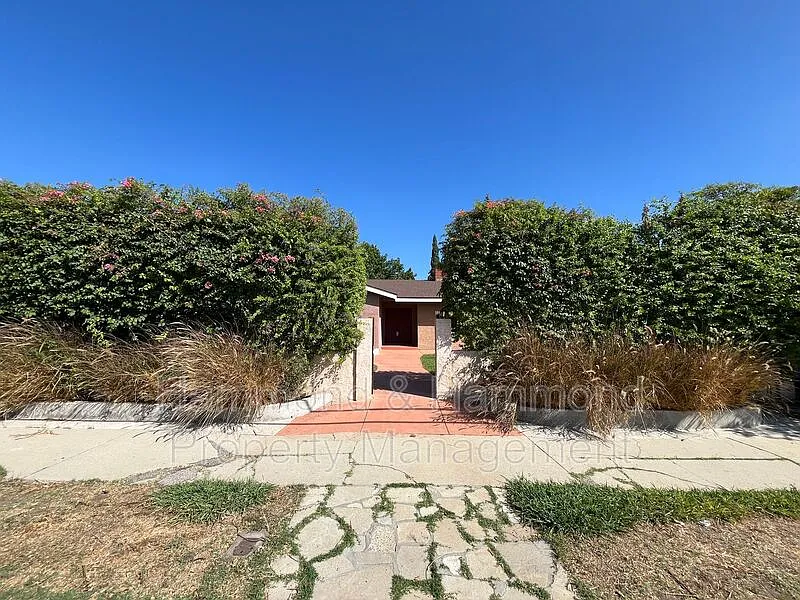 3 bed, 2.0 bath, 1834 sqft, $4,495 — Photo 2