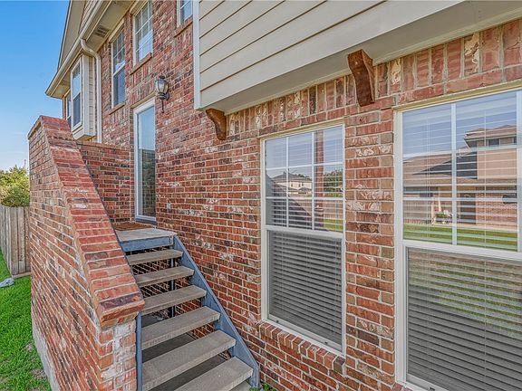 3rd image of 1738 Heath Dr