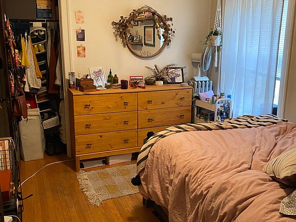 2nd image of 3823 N Greenview Ave #V04u0g70u