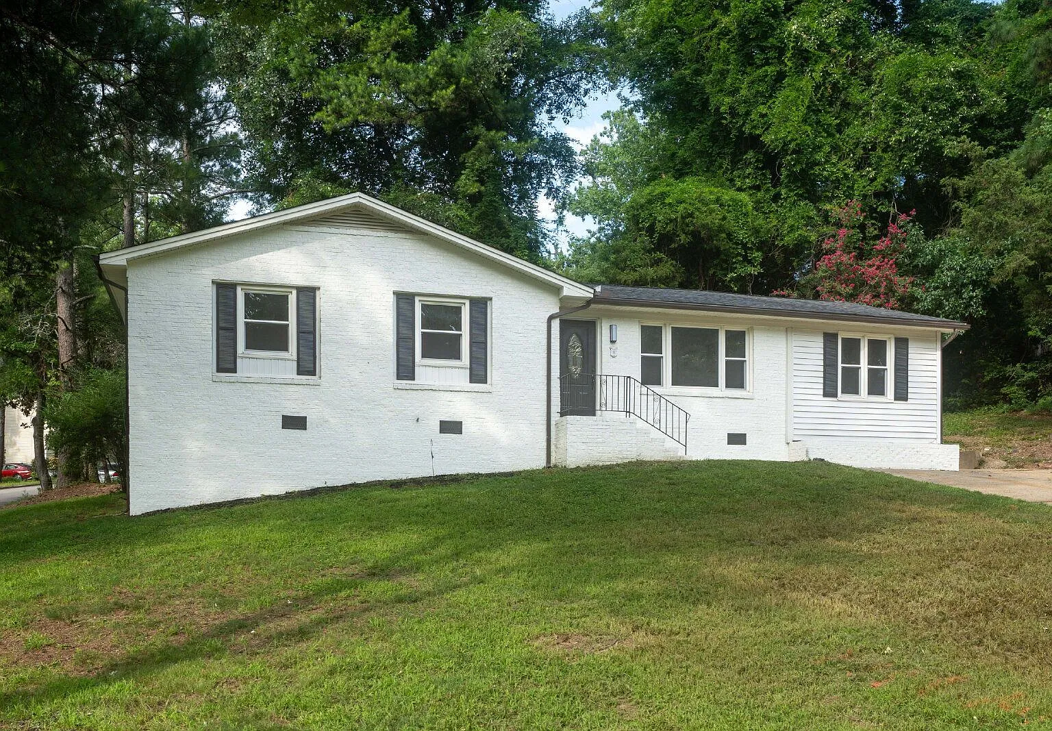 3 bed, 2.0 bath, 1724 sqft, $2,100 — Photo 2