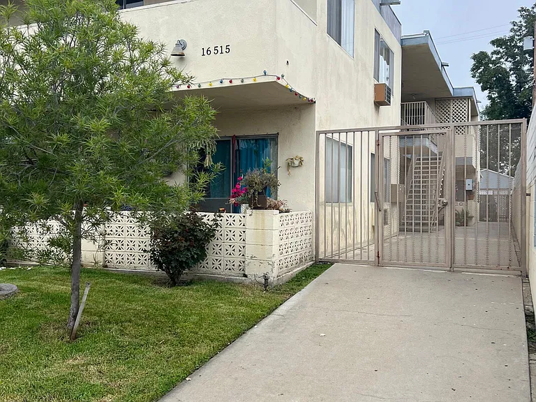 16515 Victory Blvd #8 — Photo 8