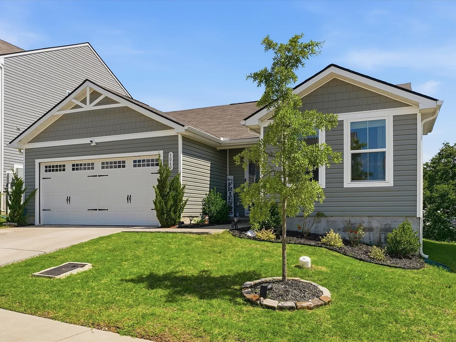 3 bed, 2.0 bath, 1296 sqft, $2,600 — Photo 3
