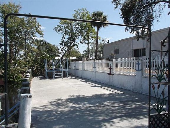 3rd image of 1022 W Anchor Ln