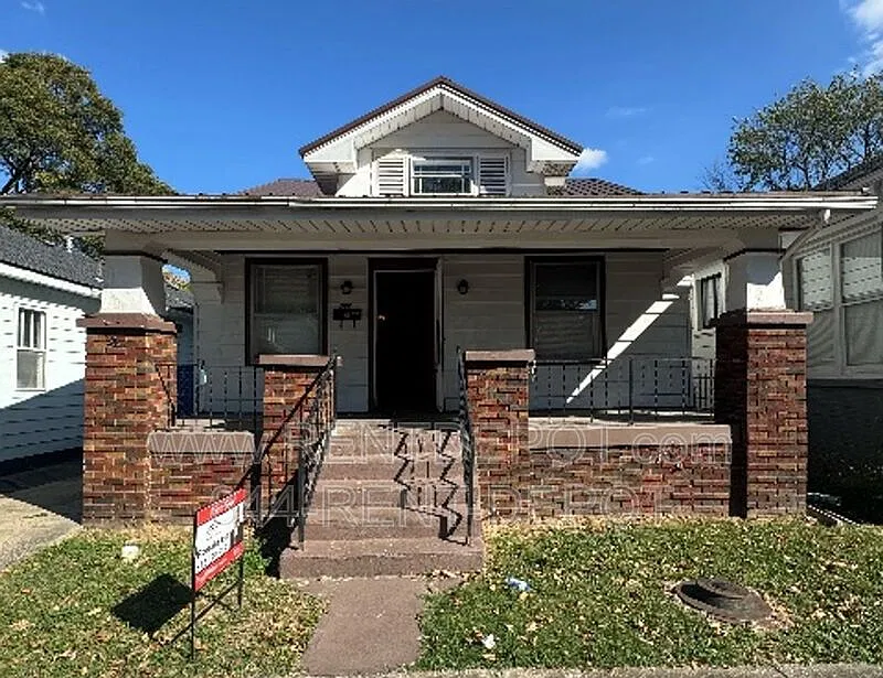 2 bed, 1.0 bath, 912 sqft, $925 — Photo 1