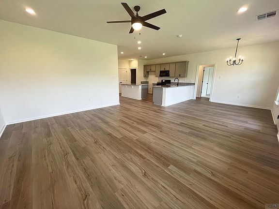 4th image of 200 Pond Dr