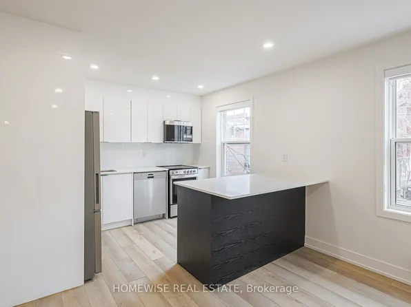 383 Spadina Rd #2, Toronto, ON M5P 2W1