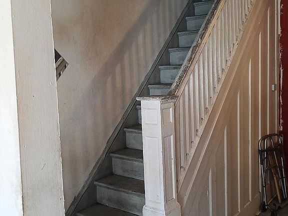 4th image of 1041 W Monmouth St