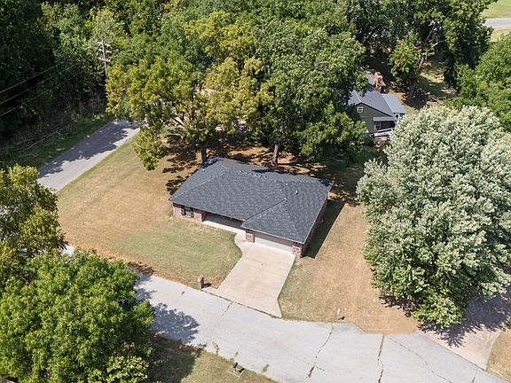 3rd image of 701 Hickory Cir