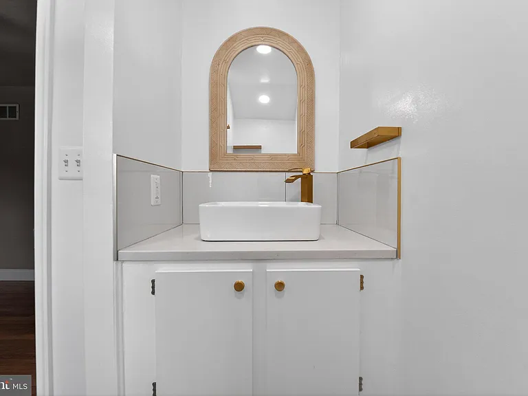 643 S Wickham Rd — Photo 32