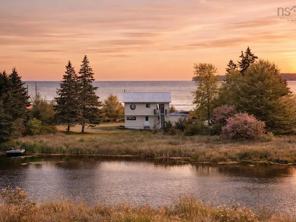 274 Masons Beach Rd, Lunenburg, NS B0J 2C0