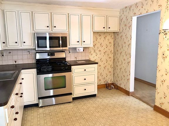 3rd image of 643 Walpole St