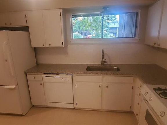 5th image of 6620 Point Comfort Ln