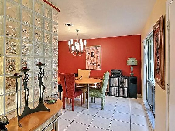 2nd image of 556 Gardenia Ln