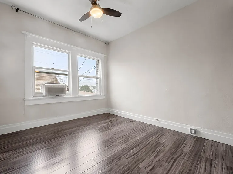 2422 Sichel St — Photo 10