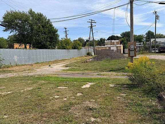 4th image of 4425 Uthes St