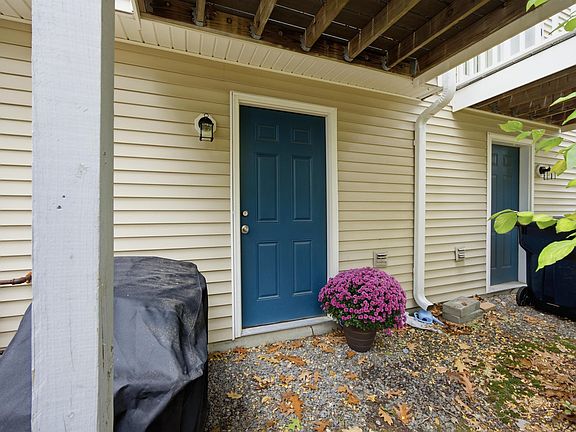 4th image of 1029 S Mammoth Road #31