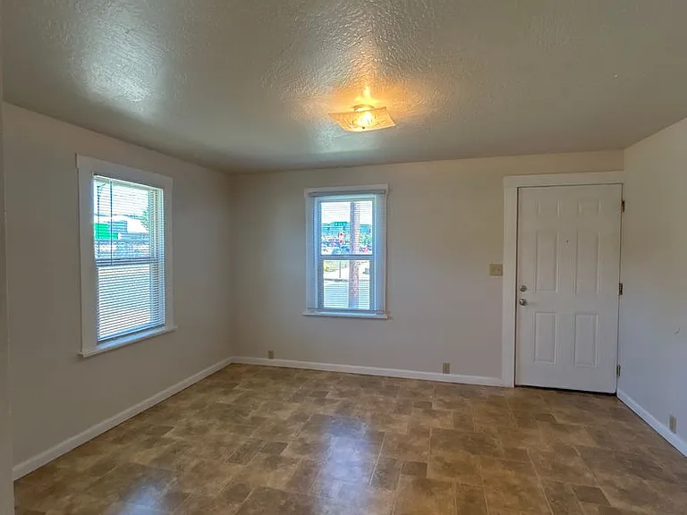 203 SW 6th Ave — Photo 12