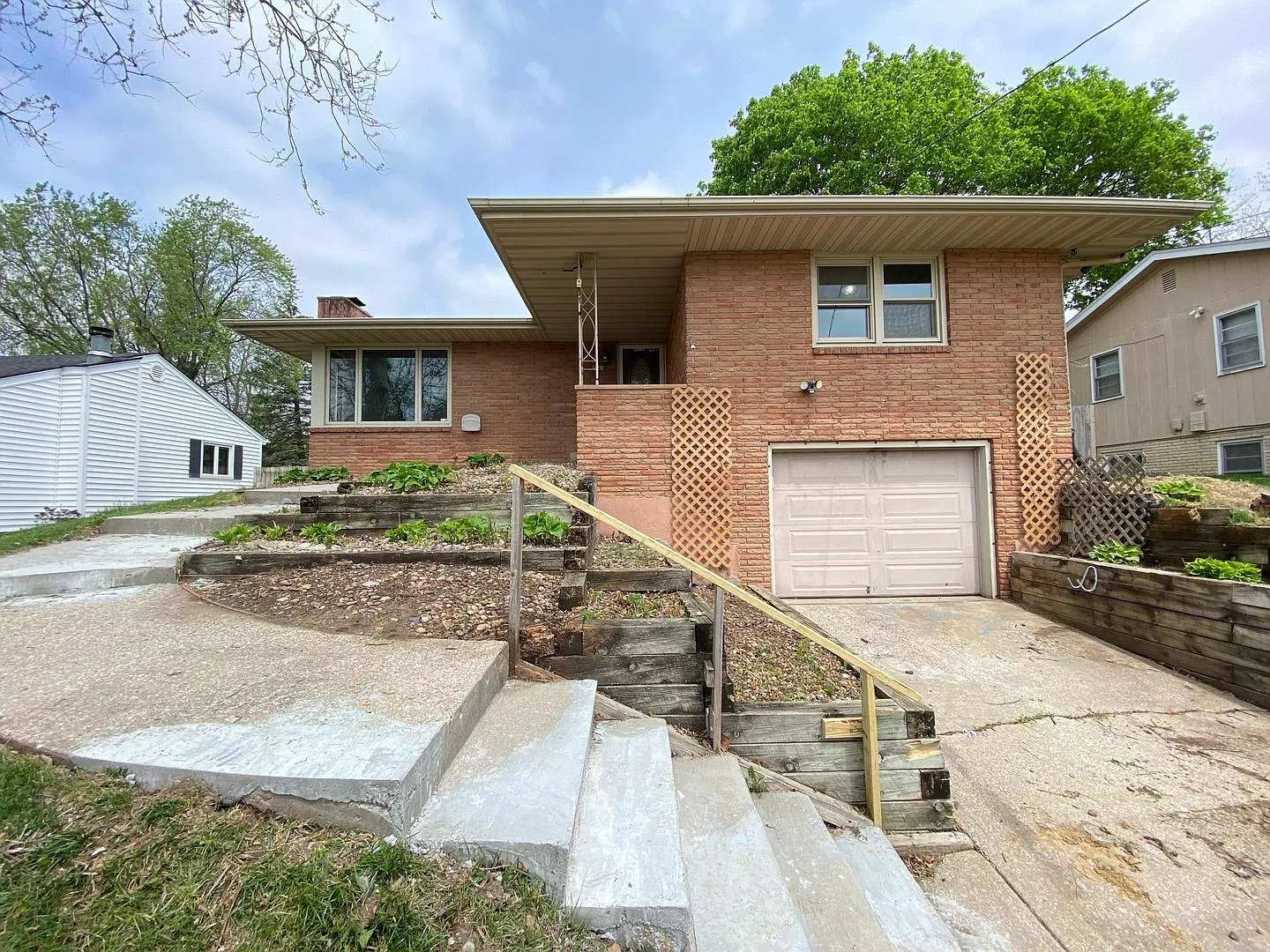 3 Bedrooms 2 Full Bathrooms Finished Basement for Rent — Photo 1