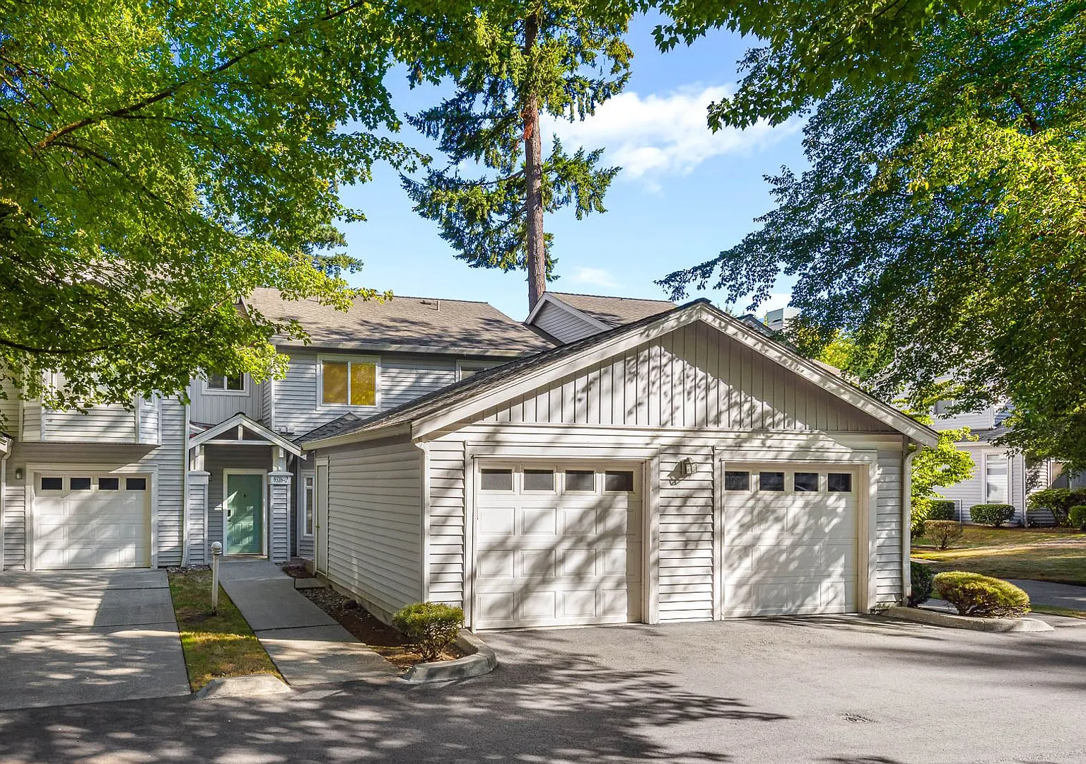 Spacious 3BR Townhome Minutes from Microsoft, Shopping & Parks — Photo 1