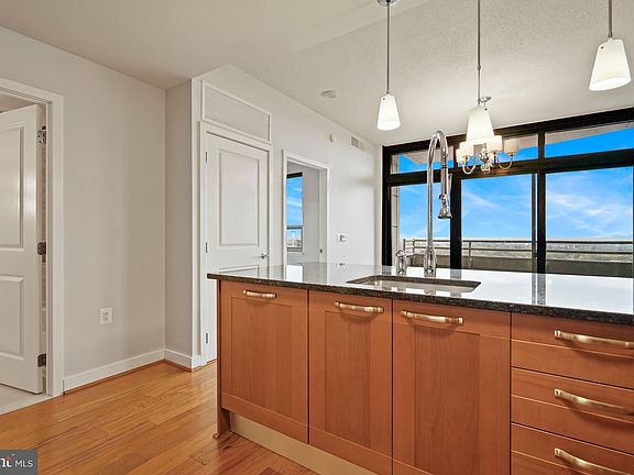 4th image of 888 N Quincy St Unit 2010