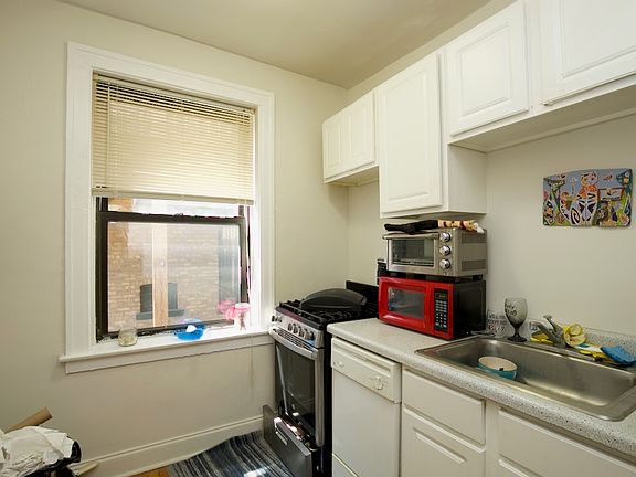 3rd image of 837 W Cornelia Ave #N3