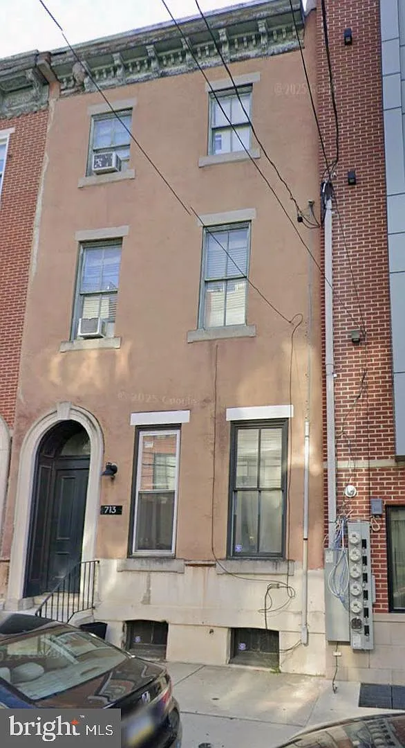 2 bed, 1.0 bath, 918 sqft, $2,400 — Photo 1