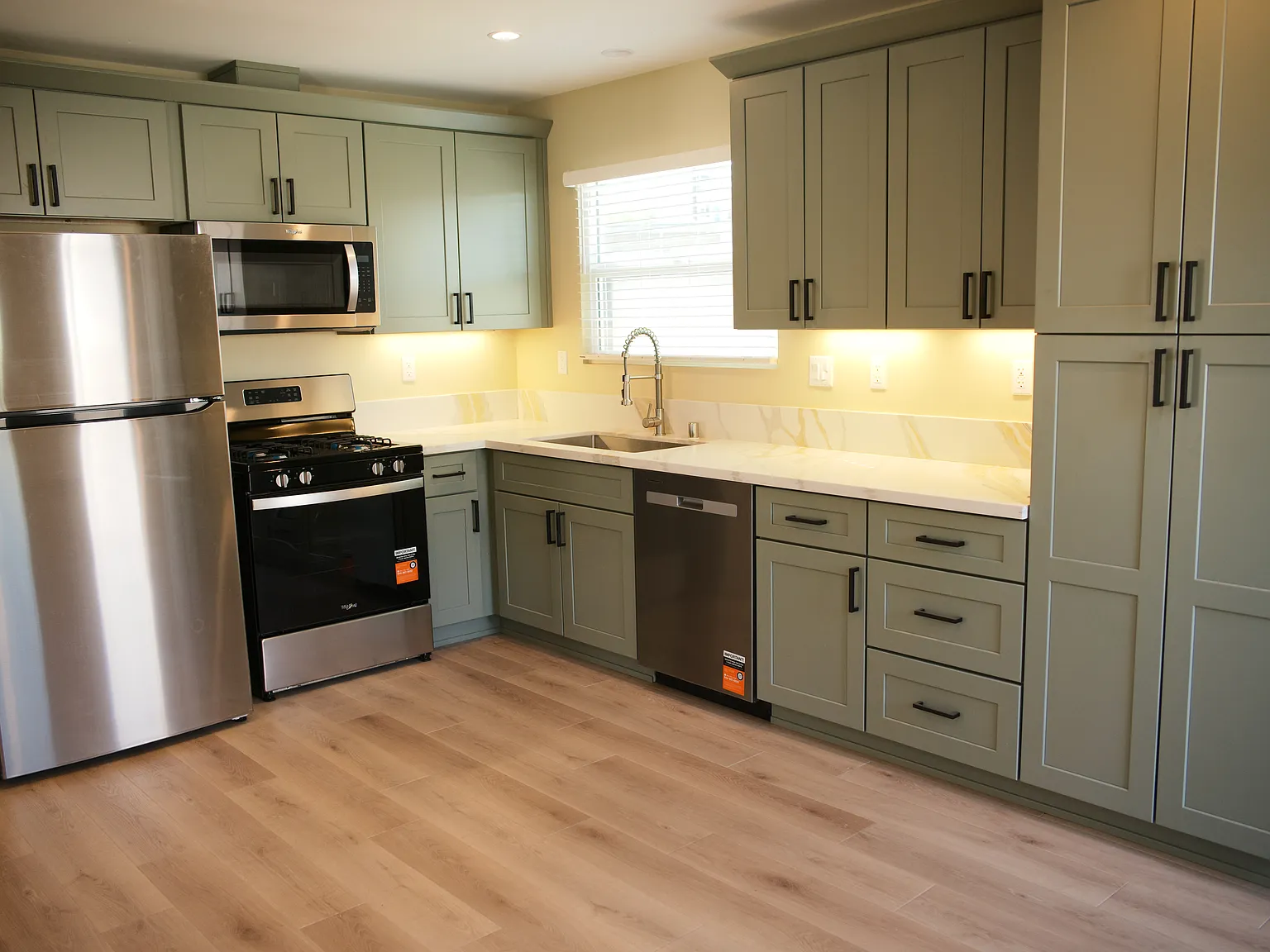 2 bed, 850 sqft, $3,100 — Photo 4