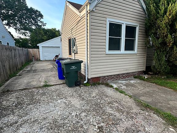 2nd image of 1004 Hugo St